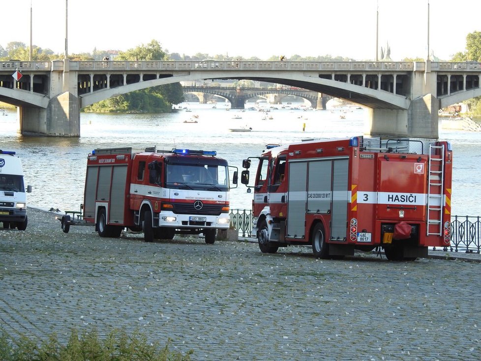 Muže, který zmizel pod hladinou, vytáhl z Vltavy potápěč.