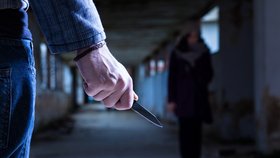Mladík s nožem napadl v Třebíči manžela své ex (ilustrační foto)