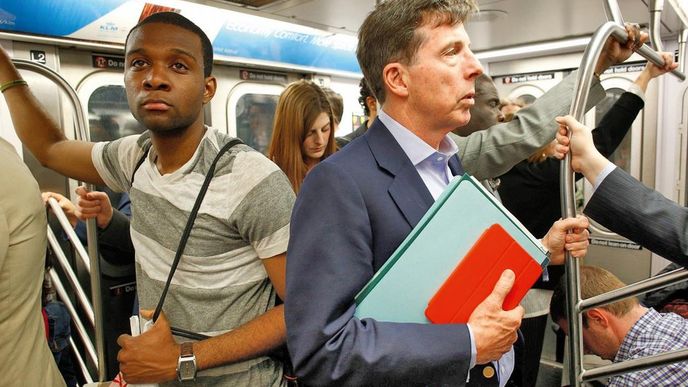 Muž z lidu. Exšéf Barclays Bob Diamond (vpravo) nyní jezdí metrem a brojí proti praxi „příliš velkých“ bank