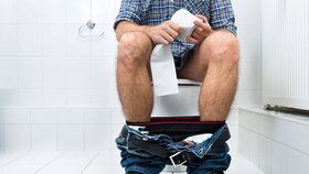 Muž se dobýval do objektu šroubovákem, chtělo se mu prý na záchod... Ilustrační foto.