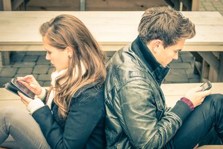 7 varovných příznaků závislosti na mobilu! Jak na digitální detox?