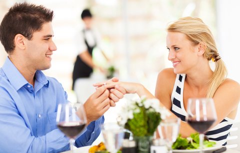 Podlé mužské taktiky při flirtování: Jaké hry s námi hrají?