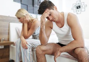 Nedostatek testosteronu se následně projevuje únavou, depresivními stavy, výkyvy nálad, zhoršenou imunitou i poklesem zájmu o sex.