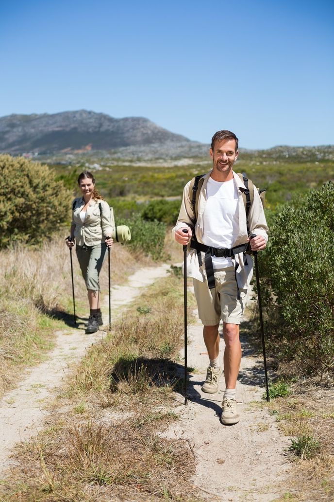 Kromě klasické chůze můžete zkusit i nordic walking s holemi. 