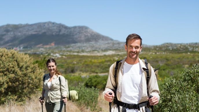 Kromě klasické chůze můžete zkusit i nordic walking s holemi. 