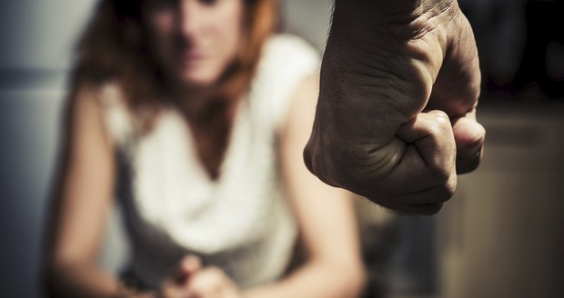 Šokující zpověď oběti domácího násilí: Výbuchy, facky a znásilnění. „Ze lvice jsem se stala šedou myší,“ říká týraná