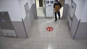 Muž si obchodním domě natáčel ženy na toaletách.