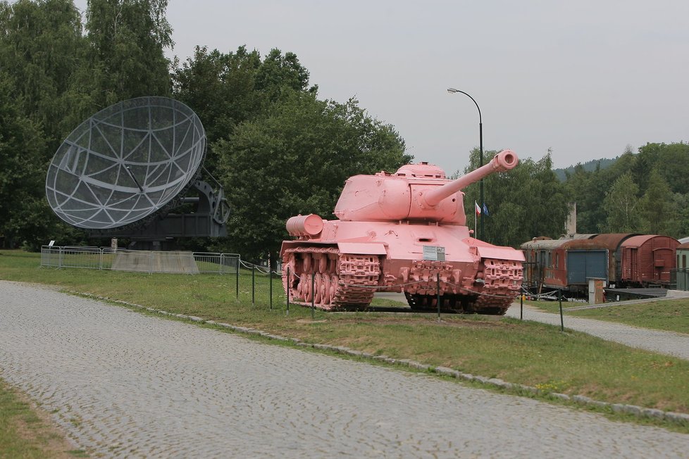 Sovětský tank IS-2m z roku 1945 stával coby pomník na pražském Smíchově. V roce 1991 jej výtvarník David Černý natřel narůžovo, krátce nato se vrátil ke khaki barvě, aby jej poslanci opět přetřeli zpět na růžovou. Dnes vítá návštěvníky lešanského muzea.