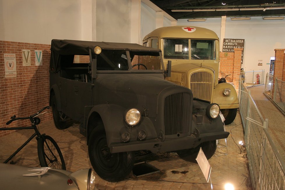 V letech 1942-1943 vyrobila Škoda pět prototypů řady 956 s pohonem všech kol. Toto je jediný dochovaný exemplář, který byl objeven u soukromého zemědělce, kde sloužil jako valník. V jednom kusu ze 318 vyrobených se dochovala také v pozadí stojící sanitka Škoda 256 B s karoserií Sodomka.