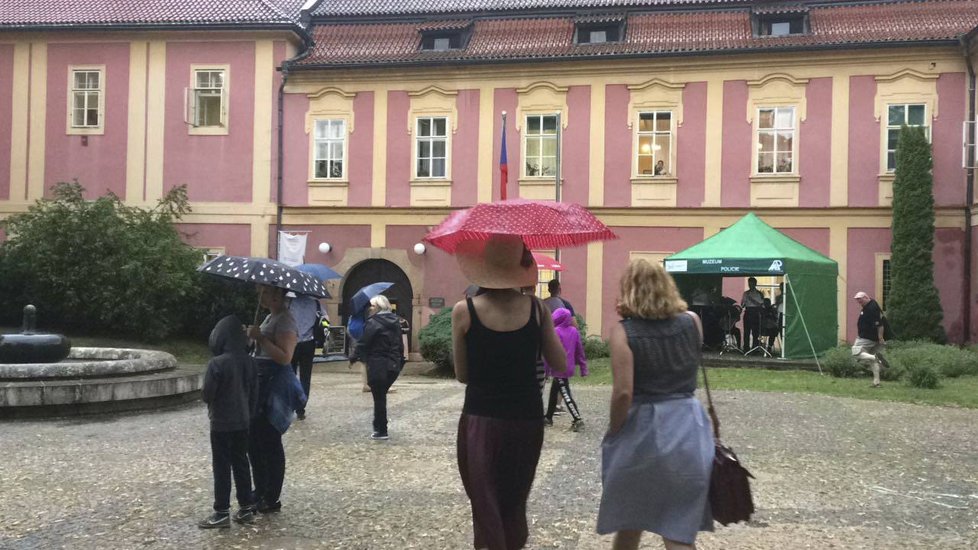 Ošklivé počasí Pražany neodradilo. V policejním muzeum bylo narváno!