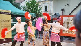 Muzejní noc byla úspěšnější než loni. Thajky roztančily nádvoří muzea