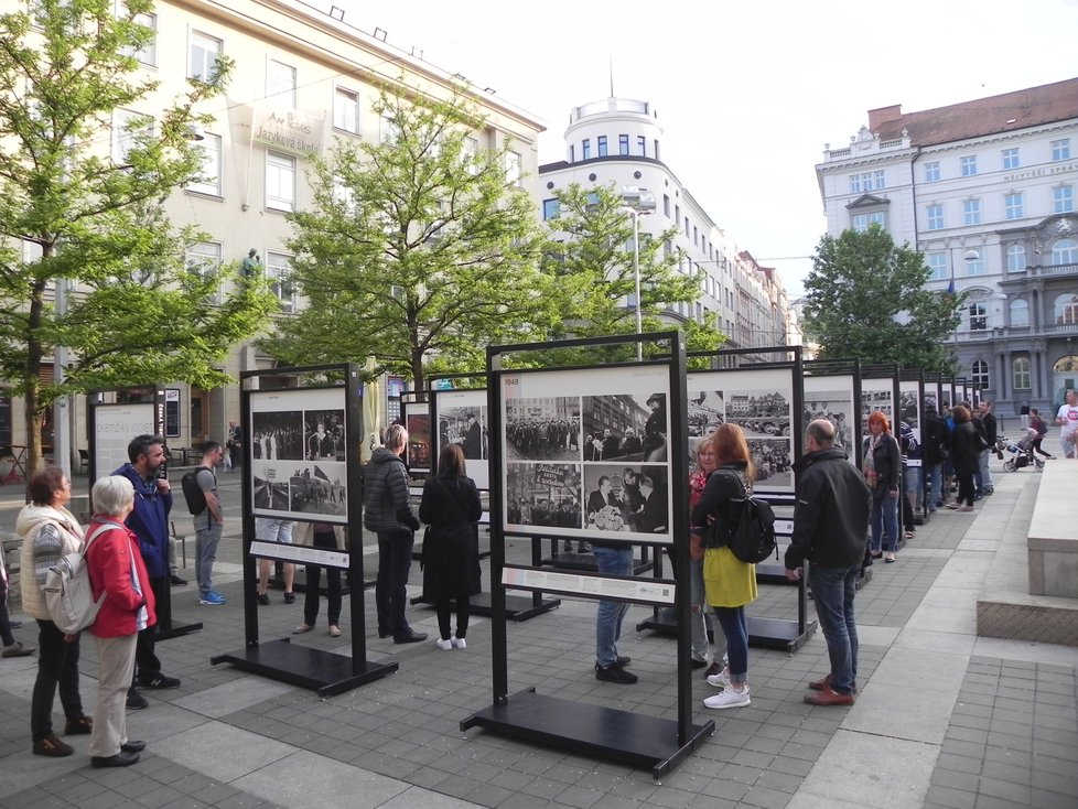 Muzejní noc v Brně. Výstava fotografií ČTK Okamžiky 100letí.