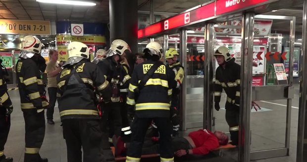 VIDEO: Křik a panika! V pražském metru „umírali“ lidé. Policisté, hasiči i záchranáři se cvičili na teroristický útok