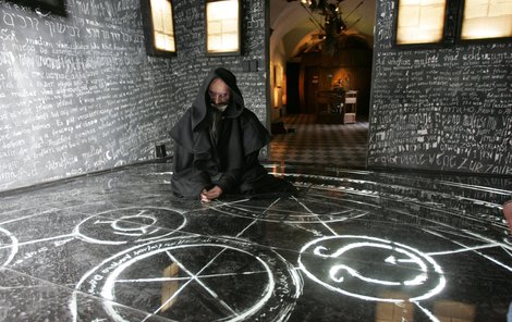 Faust a ďábel - V přízemí domu se nachází expozice nazvaná Faustův dům. Podlaha i stěny jsou pomalovány tajemnými obrazci, pomocí kterých legendární doktor Faust navazoval styky s Ďáblem, jenž mu měl pomoci v bádání.