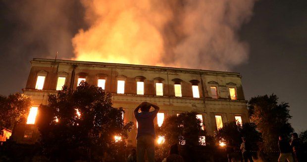 Národní muzeum Brazilcům zničil požár. Zachránili 1500 z 20 milionů artefaktů