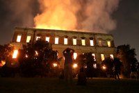 Národní muzeum Brazilcům zničil požár. Zachránili 1500 z 20 milionů artefaktů