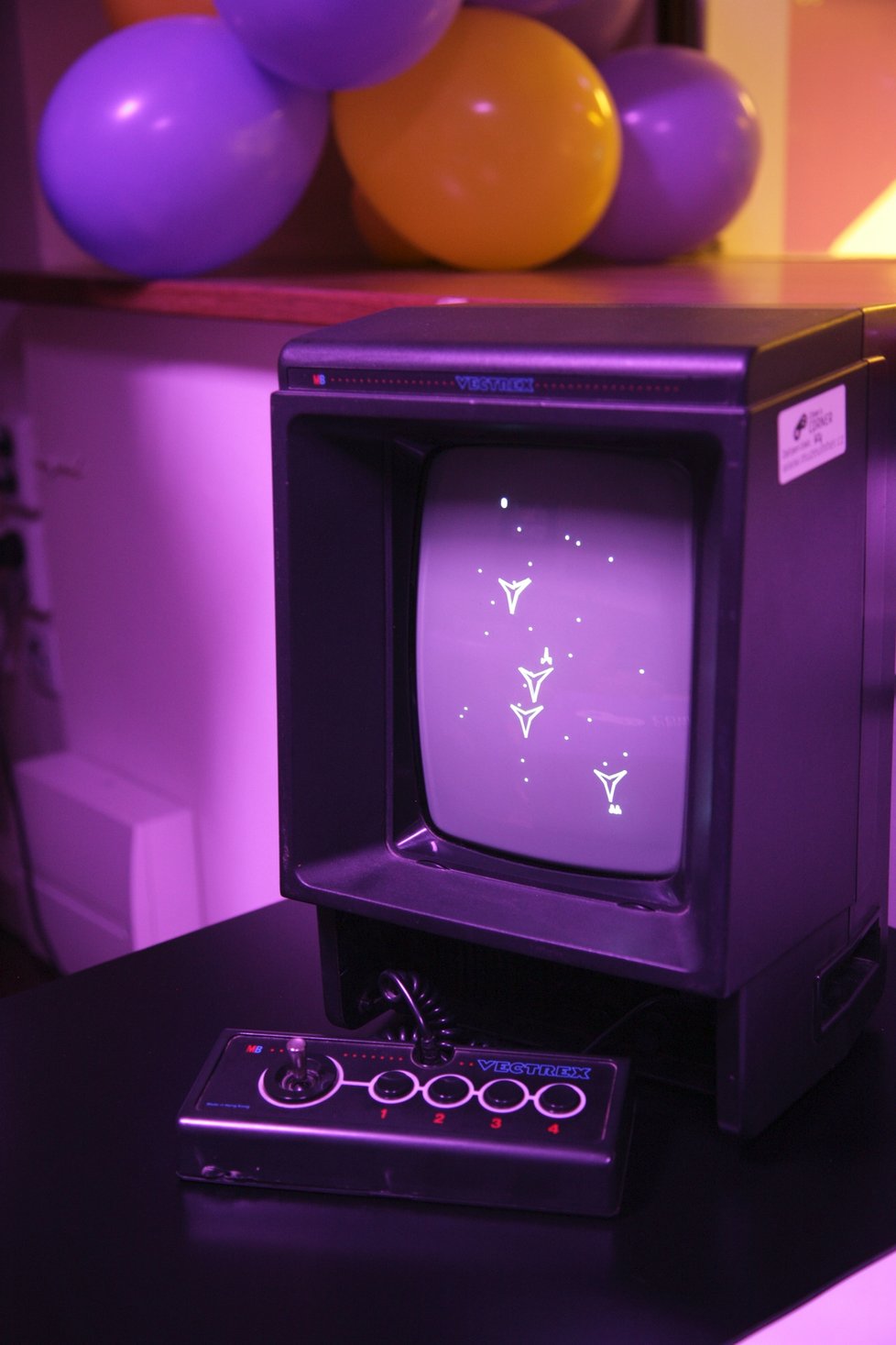 Jedna z legend, která je pro opravdové fajnšmekry. Osmibitová herní konzole Vectrex.