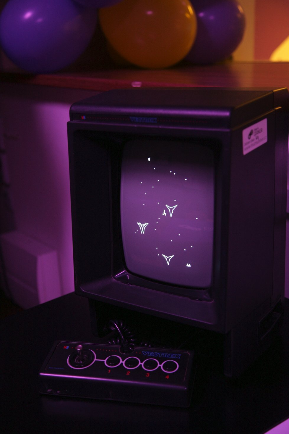 Jedna z legend, která je pro opravdové fajnšmekry. Osmibitová herní konzole Vectrex.