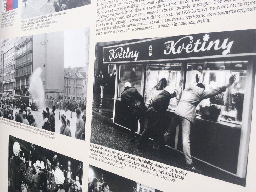 Venkovní výstava pojednává především o tištěné kultuře listopadových dnů roku 1989. Zaobírá se nejrůznějšími plakáty a letáky, které byly vyvěšované.