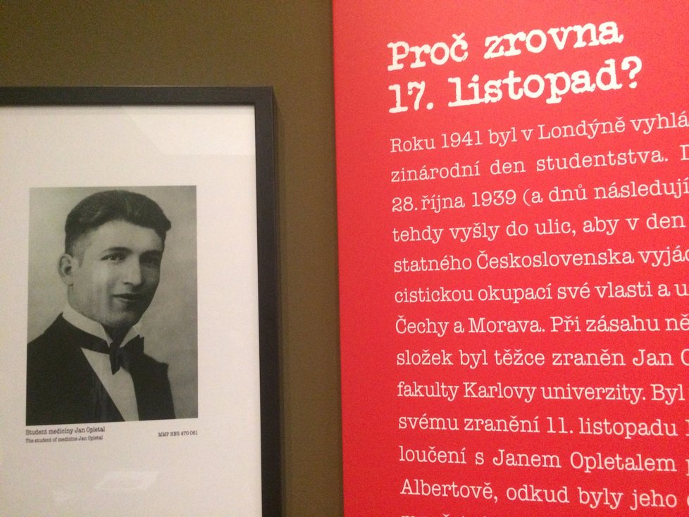 Pozornost není věnovaná jen listopadovým událostem roku 1989. První část výstavy představuje ta dějinná fakta, která odhalují, kde se vůbec tradice oslav 17. listopadu vzala.