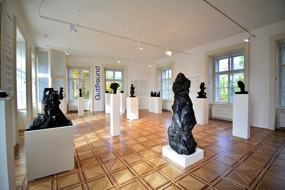 Součástí právě otevřené výstavy je ii místnost se sochami od Otty Gutfreunda