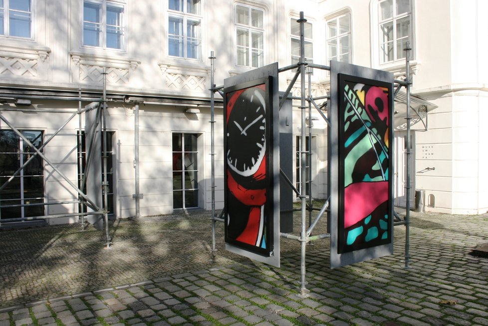 Na dvorku Muzea Kampa jsou vystavené fragmenty díla nazvané Jiskra, které počátkem října vzniklo na Výstavišti na zdi Křižíkova pavilonu. Jednotlivé kusy díla se budou dražit v charitativní aukci.