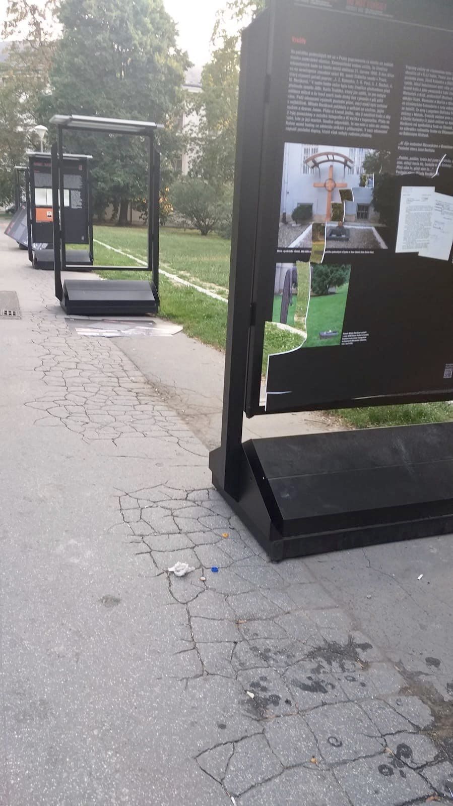 Neznámý pachatel poničil venkovní výstavu o Miladě Horákové. Po původci škod policisté pátrají.