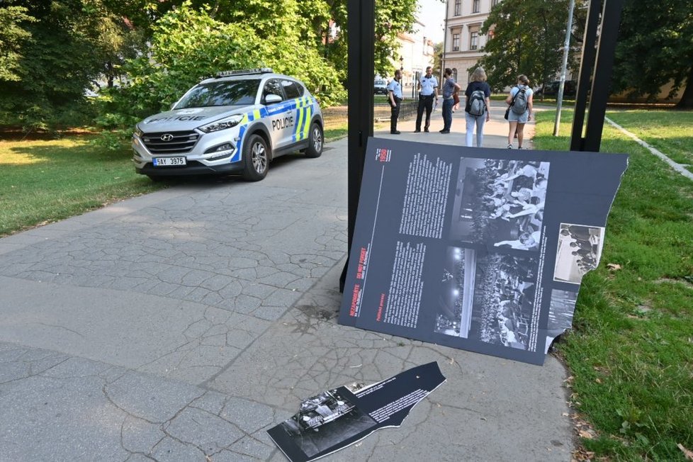 Neznámý pachatel poničil venkovní výstavu o Miladě Horákové. Po původci škod policisté pátrají.