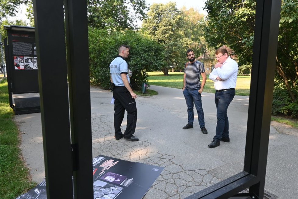 Neznámý pachatel poničil venkovní výstavu o Miladě Horákové. Po původci škod policisté pátrají.