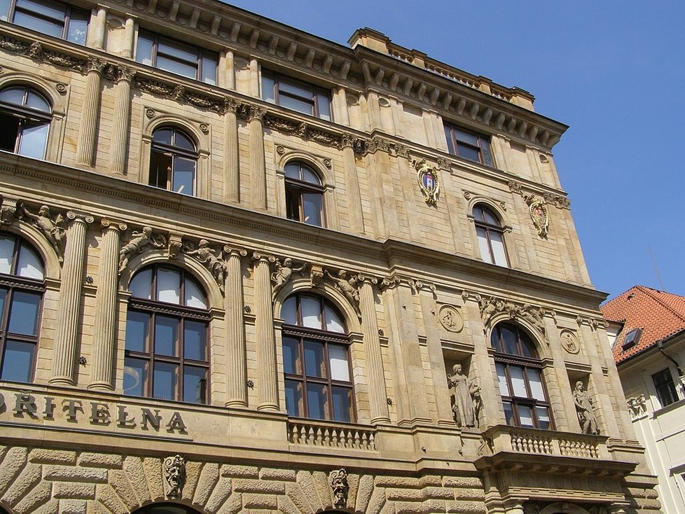 V této pompézní budově z konce 19. století sídlilo během komunismu Muzeum Klementa Gottwalda.
