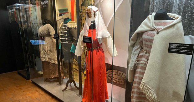 Od pravěku ke Fraku: díky virtuálnímu šatníku si návštěvníci muzea města Prahy mohou vyzkoušet dobové oděvy