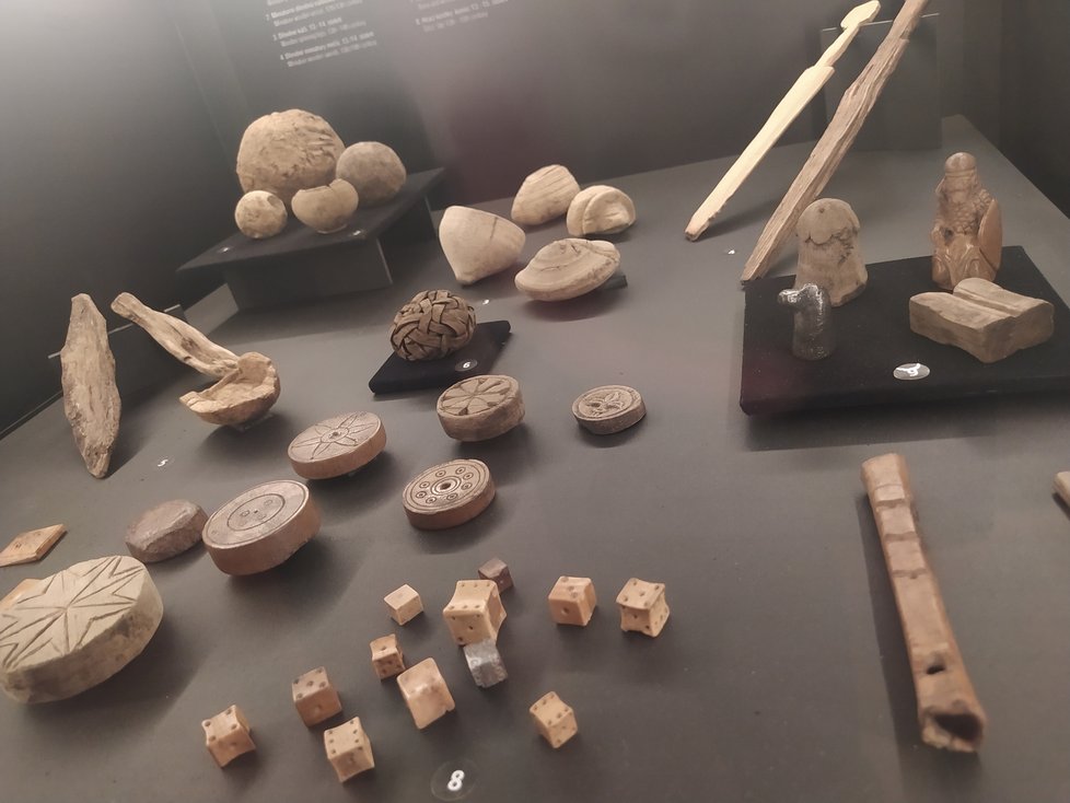 I děti se ve středověku měly čím zabavit. Za zmínku stojí třeba šachy, míčky, hrací kostky nebo žetony ba dokonce polští acheologové našli i vyřezávané lodičky.