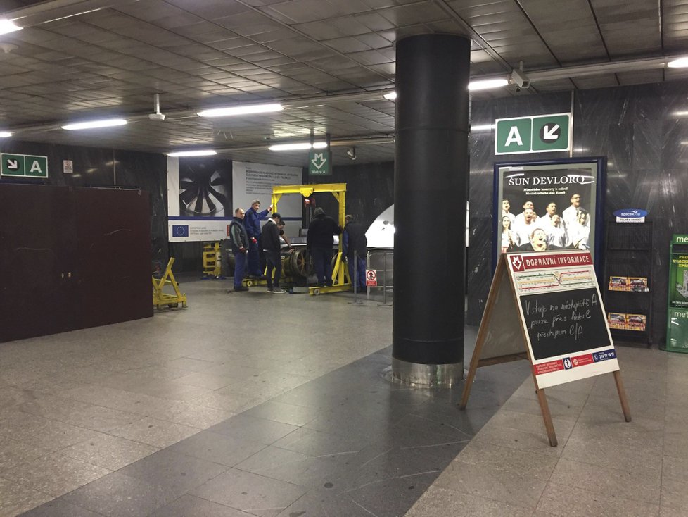 Uzavřen přímý vstup i výstup ze stanice metra Muzeum, pro vstup a výstup ze stanice použijte přestupní vestibul mezi linkami A, C
