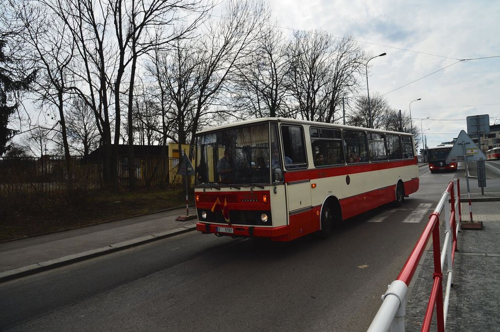 Pražané se mohou nechat svést i starými karosami, které jezdily například v 90. letech.