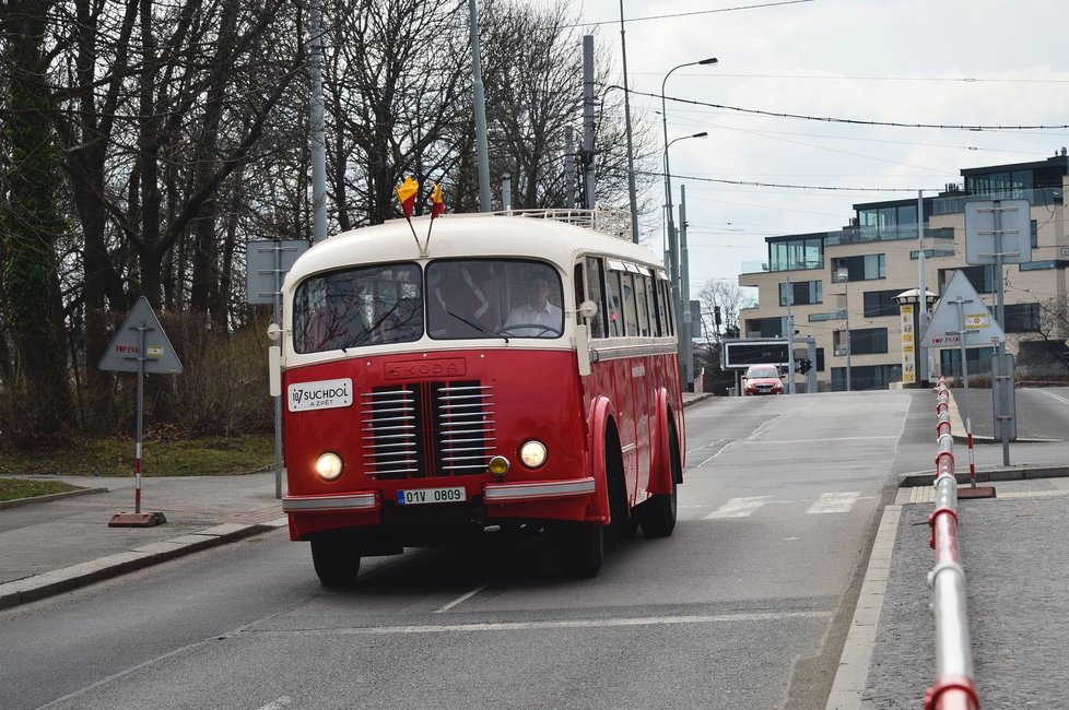 I takovýmto autobusem se dříve jezdilo do práce, na nákupy nebo do školy.