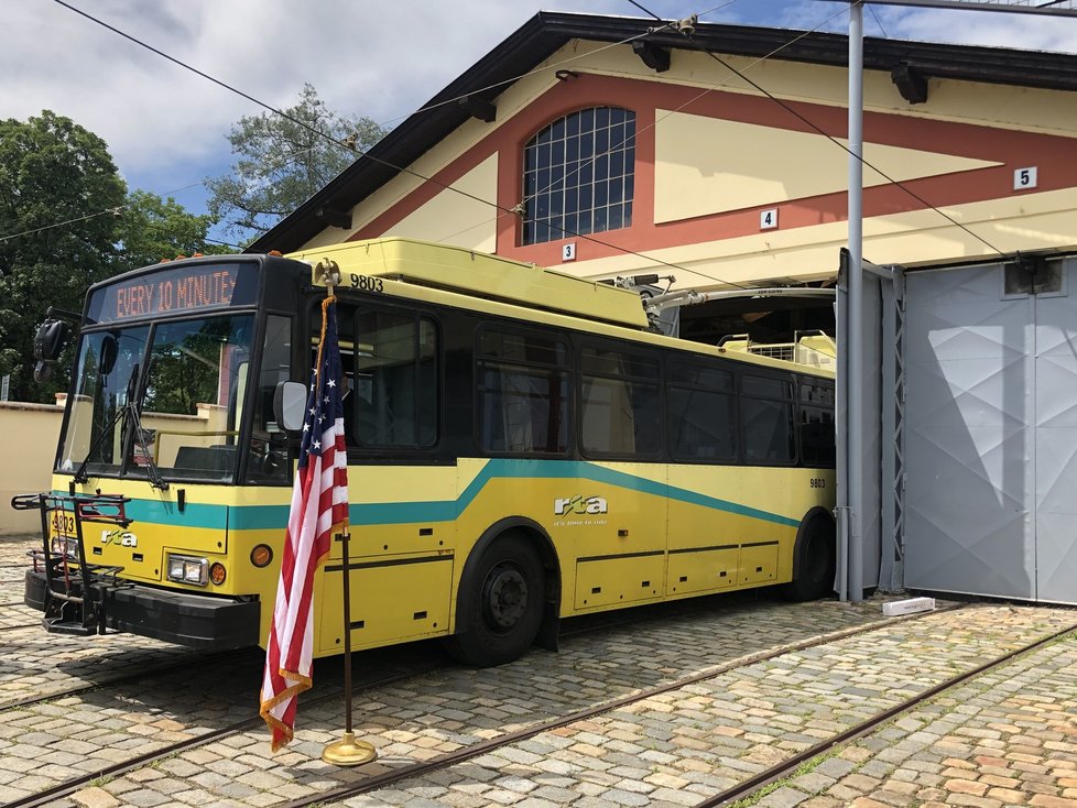 Trolejbus Škoda 14 TrE, který jezdil v Daytonu v Ohiu, je k vidění v Muzeu MHD