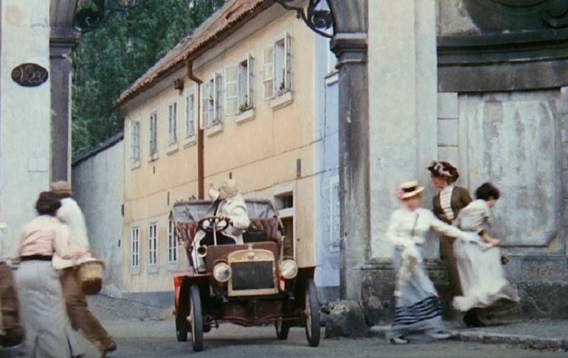 Scéna z filmu Adéla ještě nevečeřela. Zahradník Miloš Kopecký ujíždí před svými pronásledovateli.