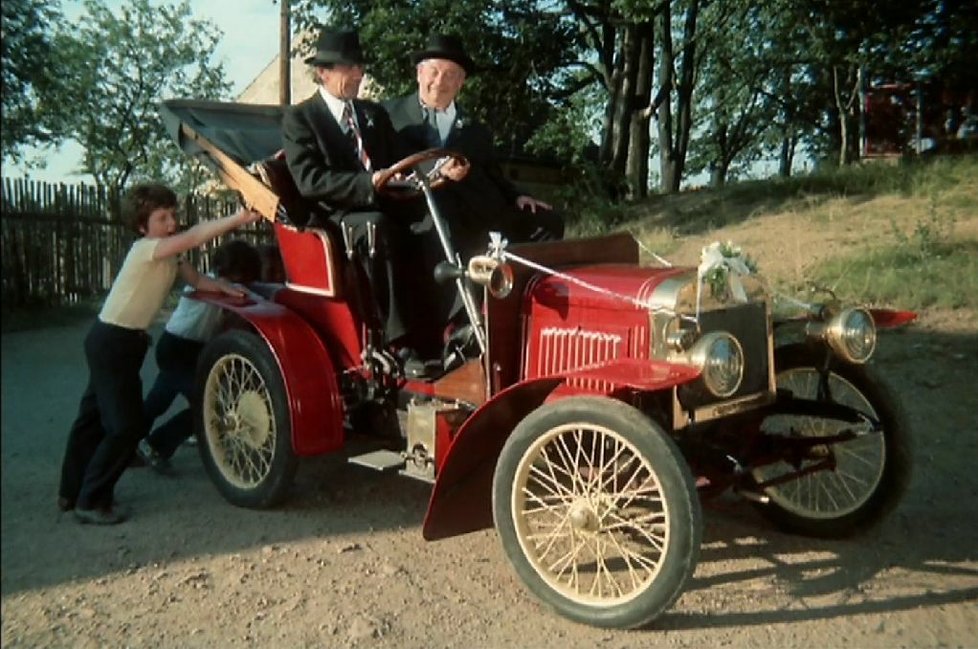 Vůz Laurin & Klement Voituretta z roku 1905 v seriálu Chalupáři s Josefem Kemrem a Josefem Hlinomazem.