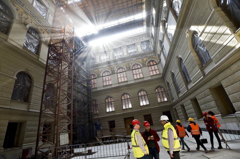 Národní muzeum pustí do historické budovy návštěvníky ještě při rekonstrukci.