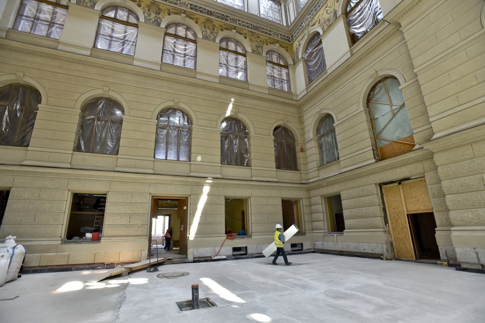 Národní muzeum pustí do historické budovy návštěvníky ještě při rekonstrukci.