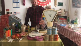 Ladislav Sýkora (31) si ve svém domě udělal muzeum, nechybí v něm i dokonalá dobová prodejna Jednoty.