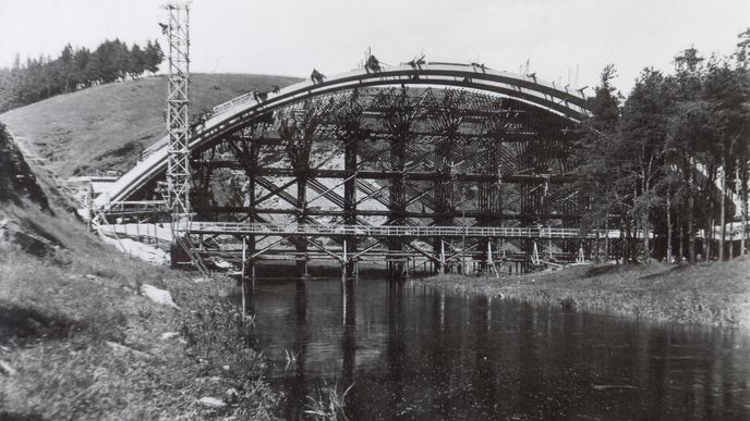 Výjimku dostaly tři velké železobetonové obloukové mosty. Na nich se s prací přestalo v květnu 1942.