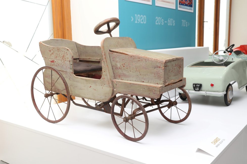 Chariot napodobuje dobová auta. Vyroben byl na začátku 20. století v Belgii a jedná se o nejstarší exponát výstavy. Auto ve tvaru kočáru má dřevěnou karoserii a do dneška funguje.
