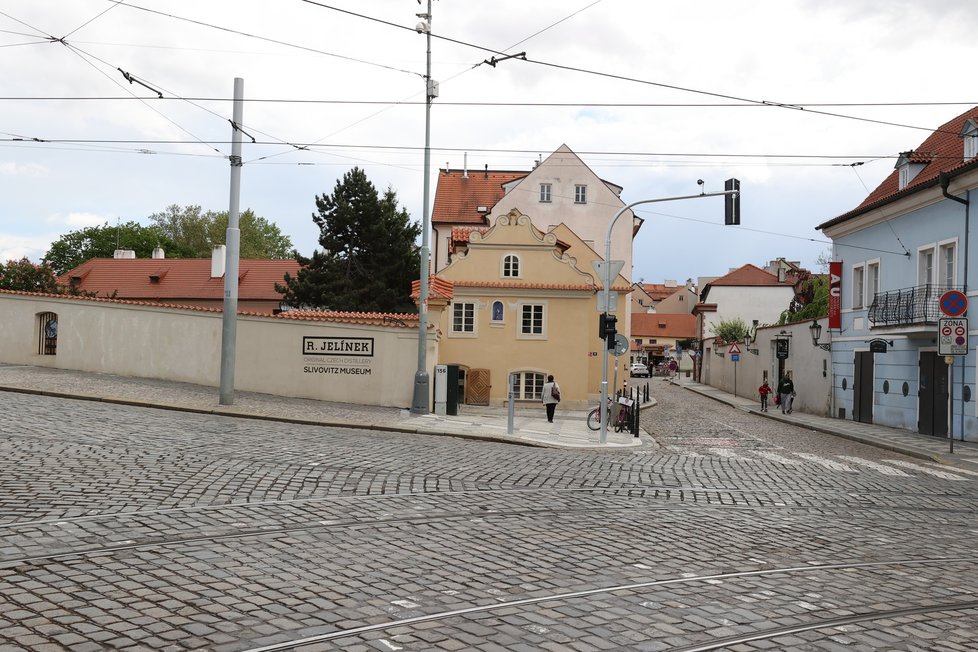 Muzeum Slivovice se nalézá jen kousek od zastávky MHD Malostranská.