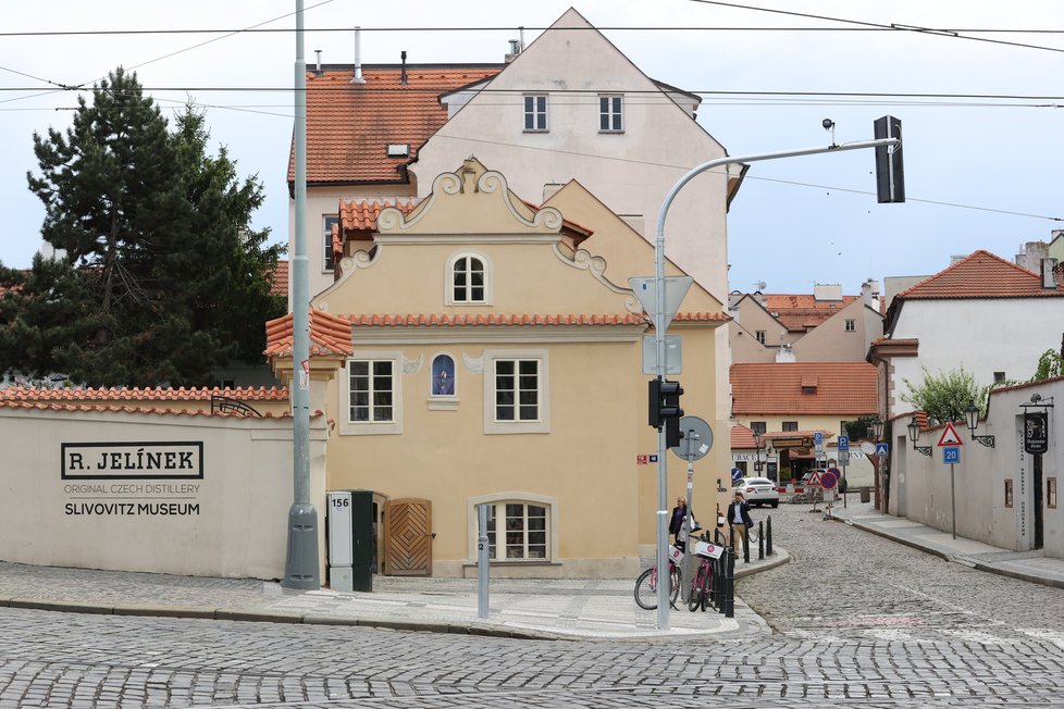 Muzeum Slivovice se nalézá jen kousek od zastávky MHD Malostranská.