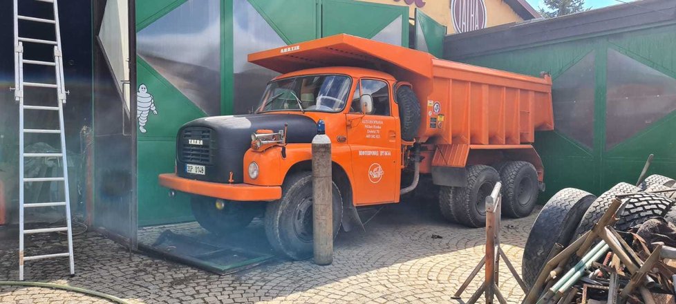 Požárem v dobříčském muzeu Tatra 111 byla předběžně způsobena škoda pohybující se okolo dvou milionů korun.