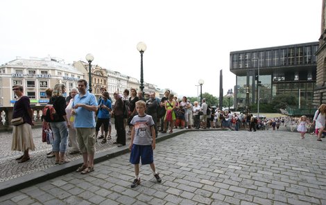 Poslední den před uzavřením budovy Národního muzea se před vstupem tvořily dlouhé fronty zájemců o prohlídku.
