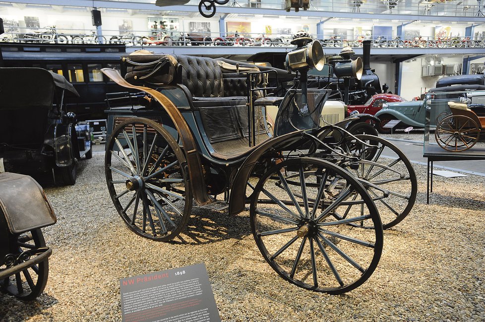 jeden z prvních automobilů, který se po českých siilnicích pohyboval