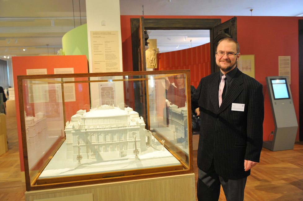 Kurátor expozice architektury Martin Ebel ukazuje model pražského Rudolfina