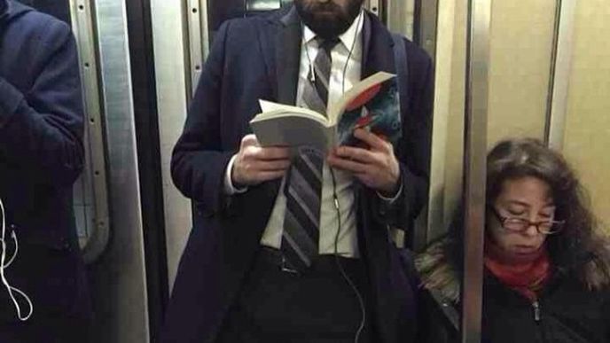 Muž začtený do knihy je o dost atraktivnější než ten, který zírá do mobilního telefonu.